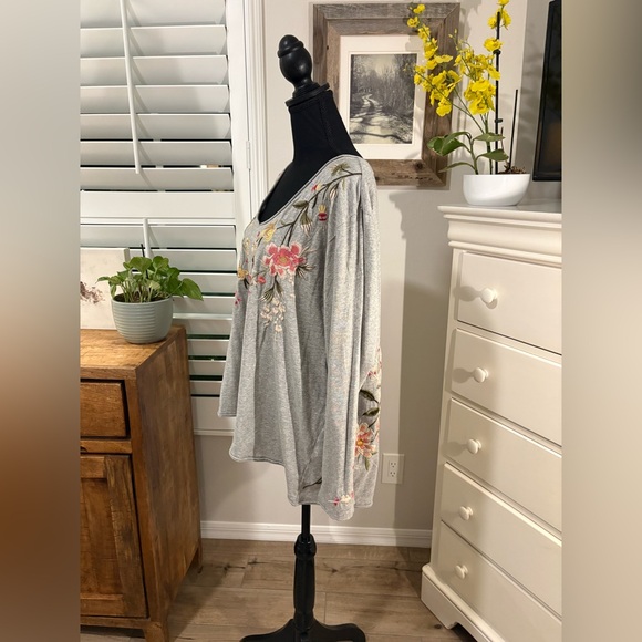 Johnny Was
Mei Relaxed Everyday Long Tee - Heather Gray, XXL - Picture 4 of 10